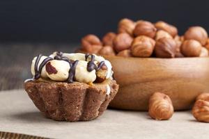 gâteau au chocolat avec nougat et noisettes torréfiées photo