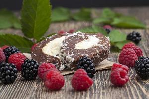 gâteau au chocolat avec garniture crémeuse à la noix de coco photo