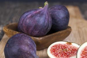 figues violettes mûres sur une table en bois photo