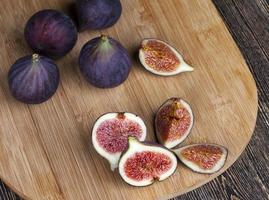 figues violettes mûres sur une table en bois photo