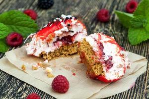 gâteau frais à la confiture de framboises rouges photo