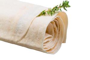 Lavash arménien sur fond blanc photo