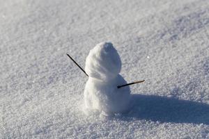 la saison d'hiver avec des personnages faits de neige fraîche photo