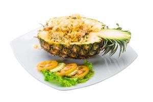 salade d'ananas aux fruits de mer sur l'assiette et fond blanc photo