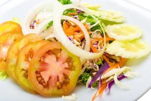 salade de légumes sur l'assiette vue rapprochée photo