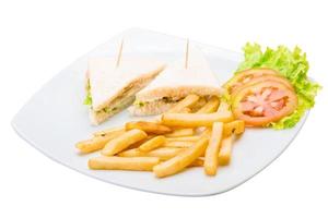 club sandwich sur la plaque et fond blanc photo