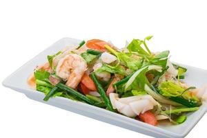 nouilles de verre aux fruits de mer sur l'assiette et fond blanc photo