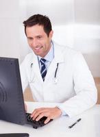 docteur en médecine souriant avec stéthoscope photo