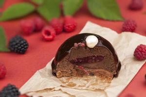 gâteau au chocolat fourré aux framboises photo