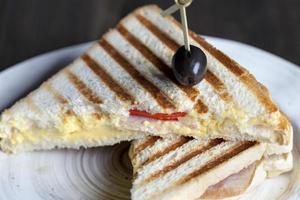 sandwich frit de pain de blé blanc photo