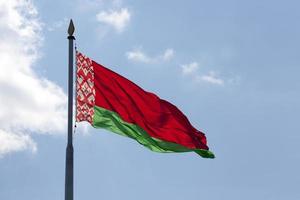 drapeau d'état biélorusse sur un ciel bleu photo