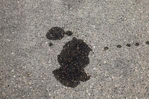 taches d'huile de voiture sur une route goudronnée photo