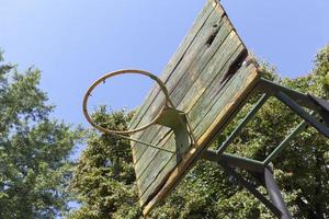 un vieil anneau de basket dans la cour photo