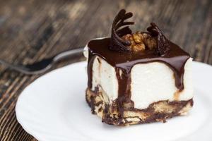 Gâteau en forme de cube sur une assiette photo