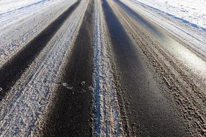 une partie de la route goudronnée couverte de neige se bouchent photo