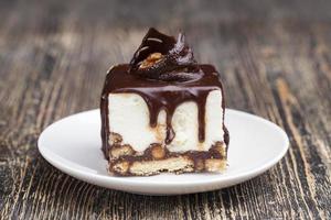 Gâteau en forme de cube sur une assiette photo