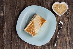 dessert avec beaucoup de calories, délicieux gâteau coupé en morceaux photo