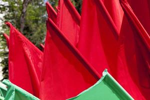 drapeaux verts et rouges pour décorer la ville photo