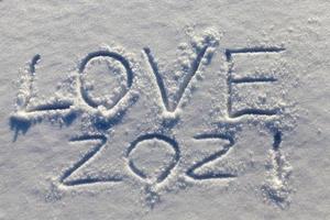 les mots amour 2021 dessinés sur la neige photo