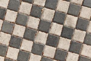 la route est faite de carreaux de béton noirs et blancs photo