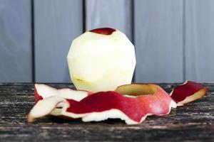 pomme pelée, sur table en bois photo