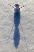 un petit bonhomme de neige en hiver, gros plan photo