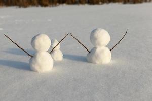 jeux dans la neige avec création de plusieurs bonhommes de neige photo