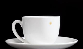 tasse en verre blanc avec un délicieux café aromatique noir photo