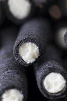 gaufres sucrées noires à base de farine de blé photo