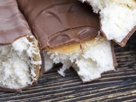 Bonbons moelleux au chocolat avec nougat à la vanille et caramel, photo