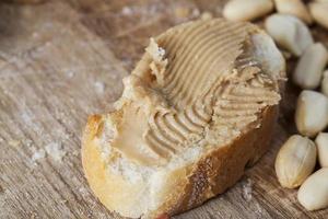 ingrédients pour préparer un petit-déjeuner rapide composé de pain et de cacahuètes photo