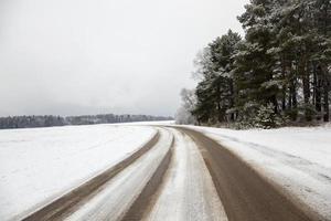 la route couverte de neige à une saison d'hiver photo