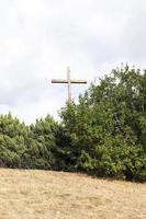 croix de bois près de l'église photo