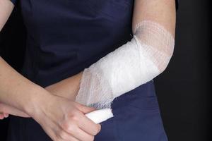 bandage blanc médical dans les mains photo