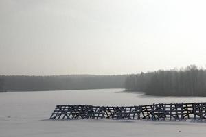 des amoncellements de neige profonde et des arbres après la dernière chute de neige photo