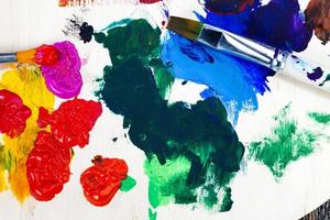 peintures multicolores mélangées pour la créativité et le dessin photo