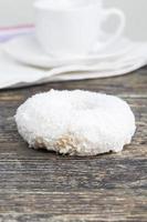 un beignet frais recouvert de chocolat blanc et de noix de coco photo