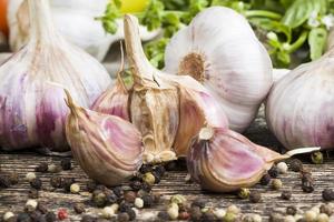 gousses d'ail mûres sur la table de la cuisine photo