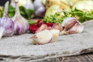 légumes sur la table pendant la cuisson d'une gousse d'ail mûr photo