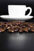 grains de café entiers et savoureux dispersés dans un ordre chaotique photo