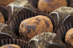 bonbons au chocolat avec beaucoup de cacao photo