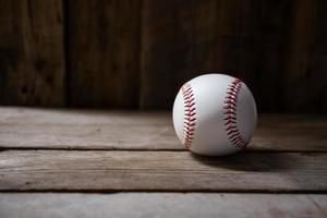 baseball sur le vieux fond de table marron et vintage photo