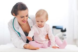 bébé gai élevé cinq au médecin pédiatre