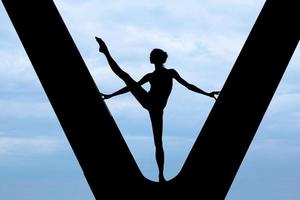 silhouette d'une ballerine gracieuse photo