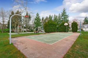 terrain de basket et aire de jeux pour enfants