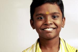 joyeux adolescent indien garçon photo