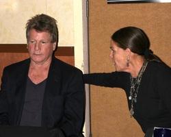 los angeles, oct 9 - ryan o neal, ali mcgraw au spectacle hollywood au marriott convention centertheatre le 9 octobre 2010 à burbank, ca photo