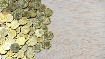 Vue de dessus des pièces de monnaie sur la surface du bureau en bois avec espace de copie photo