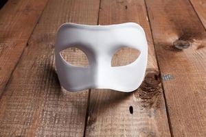 masque vénitien blanc sur la table photo