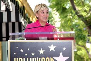 los angeles, oct 29 - kaley cuoco au kaley cuoco honoré d'une étoile sur le hollywood walk of fame au hollywood blvd le 29 octobre 2014 à los angeles, ca photo